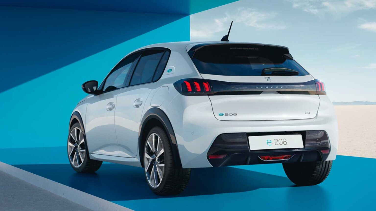 El Peugeot e 208 2023 debuta con más potencia y autonomía