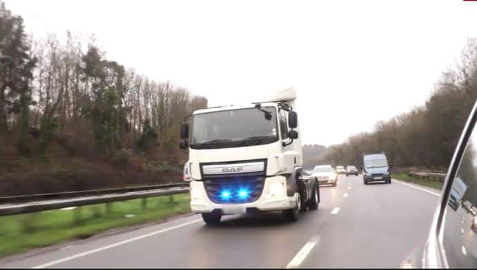 Es real y muy efectivo: La última moda de los coches patrulla camuflados es… ¡Un camión!