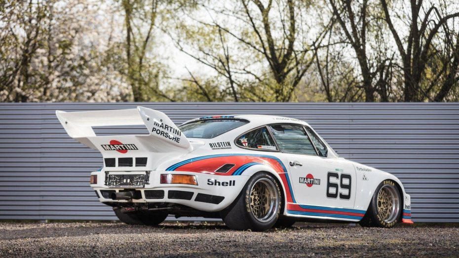 Este Porsche 935 con los colores de Martini es toda una joya de museo… ¡Y viene con una Volkswagen T2!