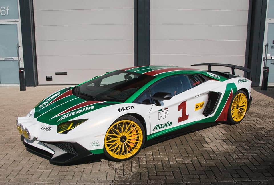 Este Lamborghini Aventador SV se ha teñido con los colores de Alitalia  Rally ¡Y no le quedan nada mal!