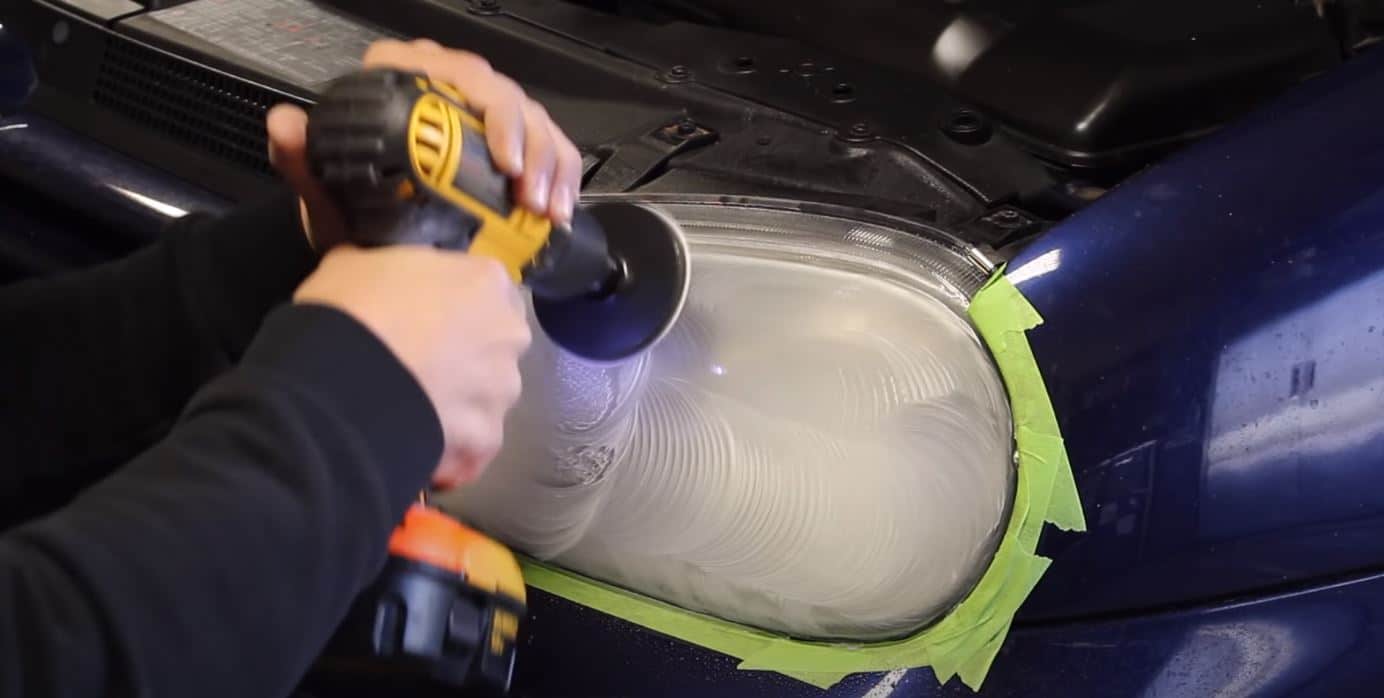 Como restaurar Plasticos interiores viejos en el auto (pintura para motor y  pulimento) 