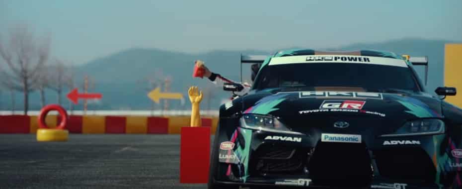 ¿Qué demonios hace un Toyota Supra haciendo drift en un McDonald’s?: Curiosa colaboración…