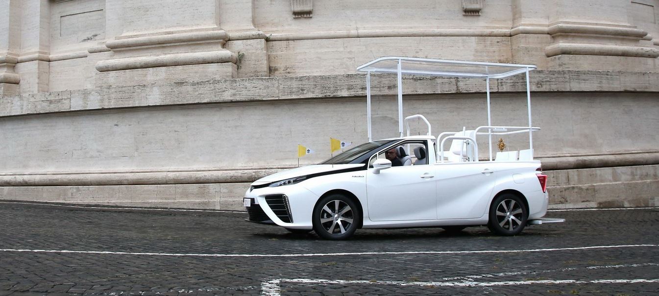 El Papa se pasa al hidrógeno: El Toyota Mirai se convierte en el nuevo  Papamóvil