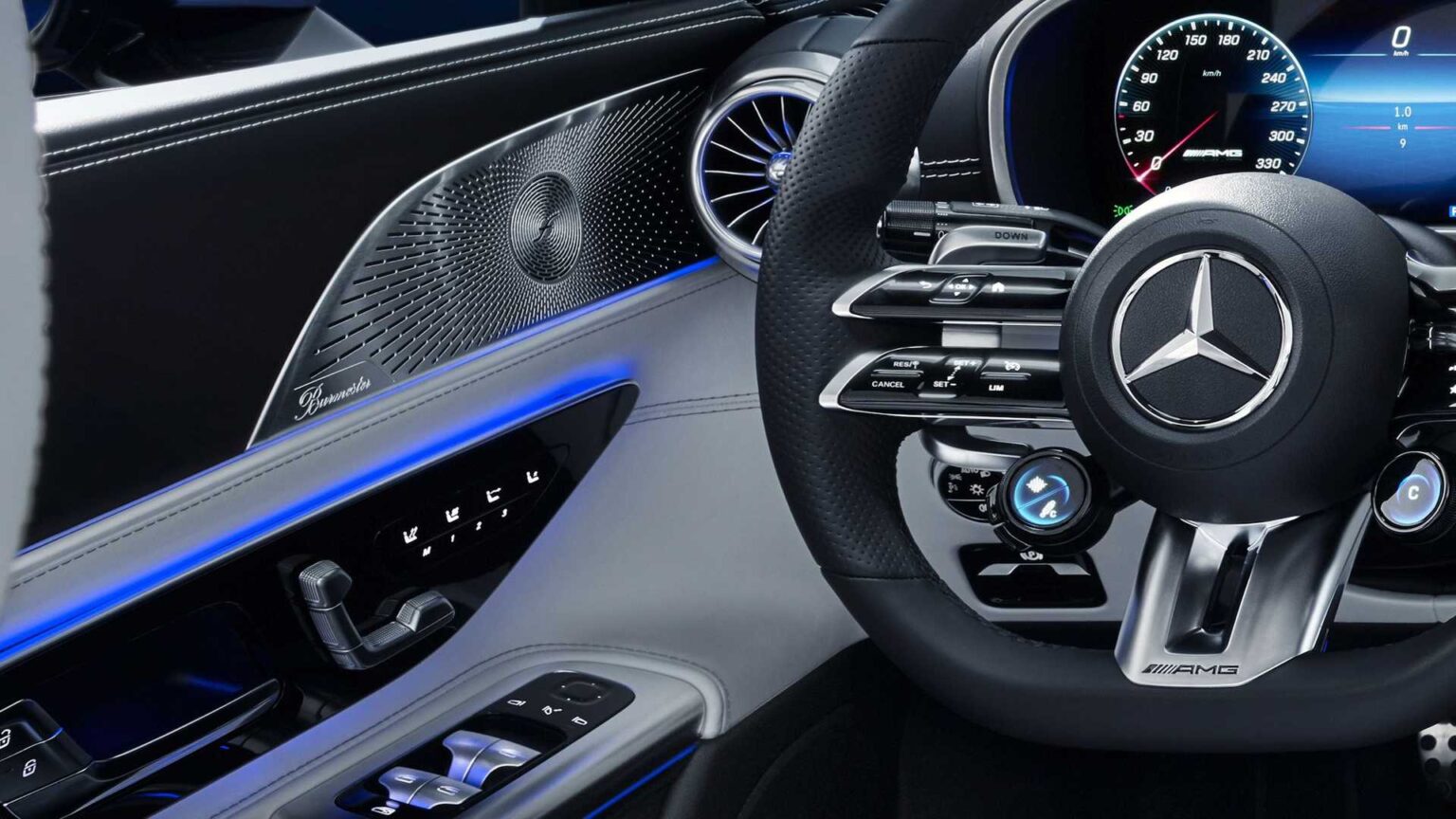 Así es el interior del MercedesAMG SL 2022 mucha pantalla