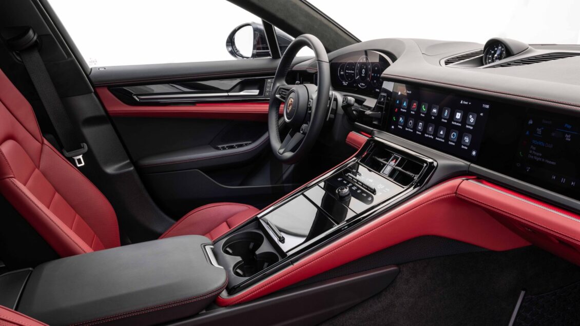 El Porsche Panamera 2024 nos revela su tecnológico interior: debuta este mes