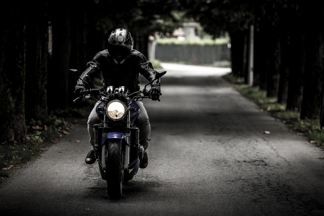 Elementos esenciales de protección para motocicletas: más allá de cascos y guantes