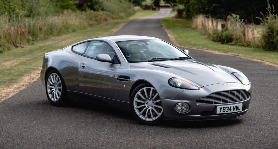 Uno de los Aston Martin Vanquish de 007 a subasta