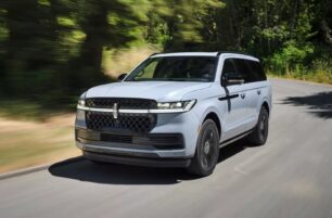 Lincoln Navigator 2025: nuevo diseño, más lujo y 48 pulgadas de pantalla