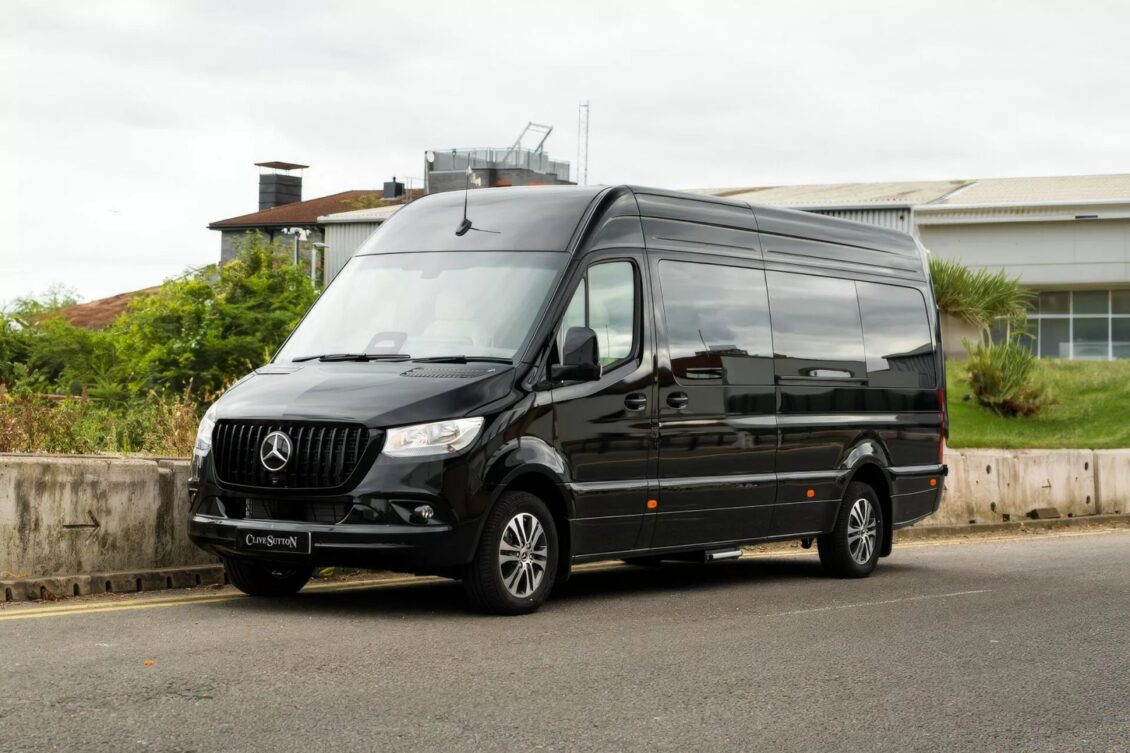 Este Mercedes-Benz Sprinter es un jet privado sobre ruedas ¡Tiene hasta PS5!