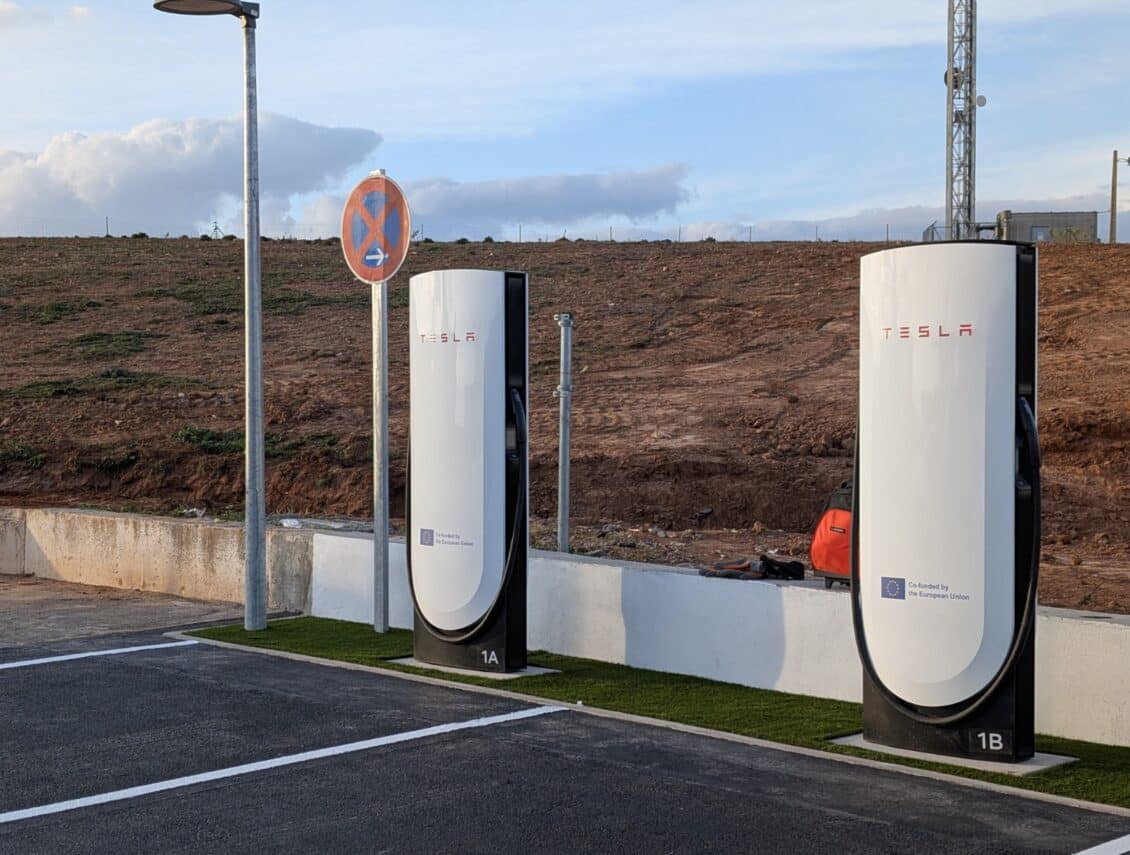 Tesla une Madrid y Valencia con un Supercharger actualizado a mitad de camino: ¿Adiós a las colas y esperas?