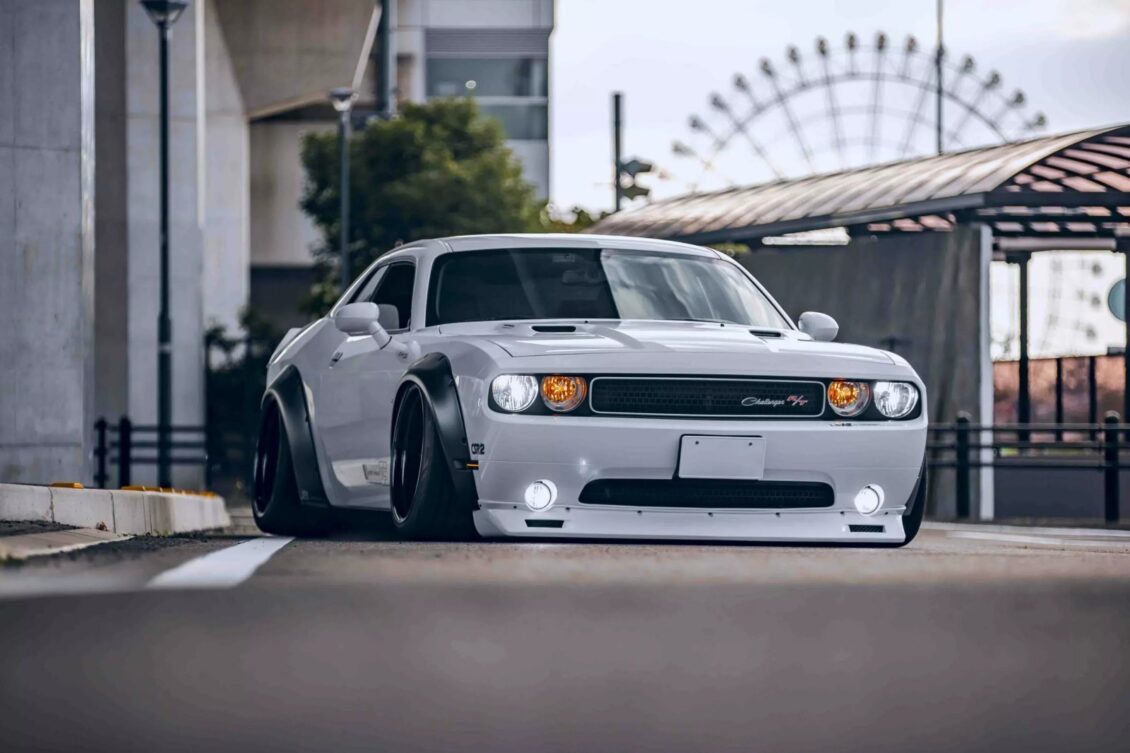 Liberty Walk obra su magia sobre el ya extinto Dodge Challenger