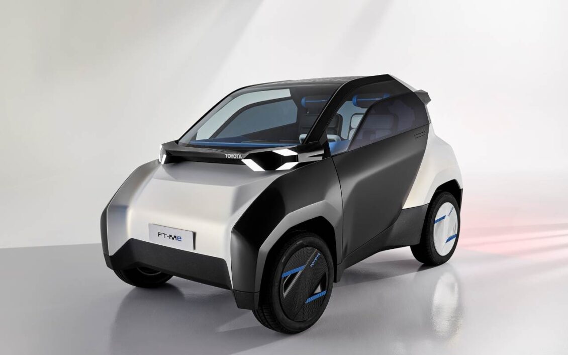 Toyota quiere revivir el espíritu del smart con el FT-Me, un urbanita en toda regla con paneles solares capaces de dar hasta 30 km diarios de autonomía